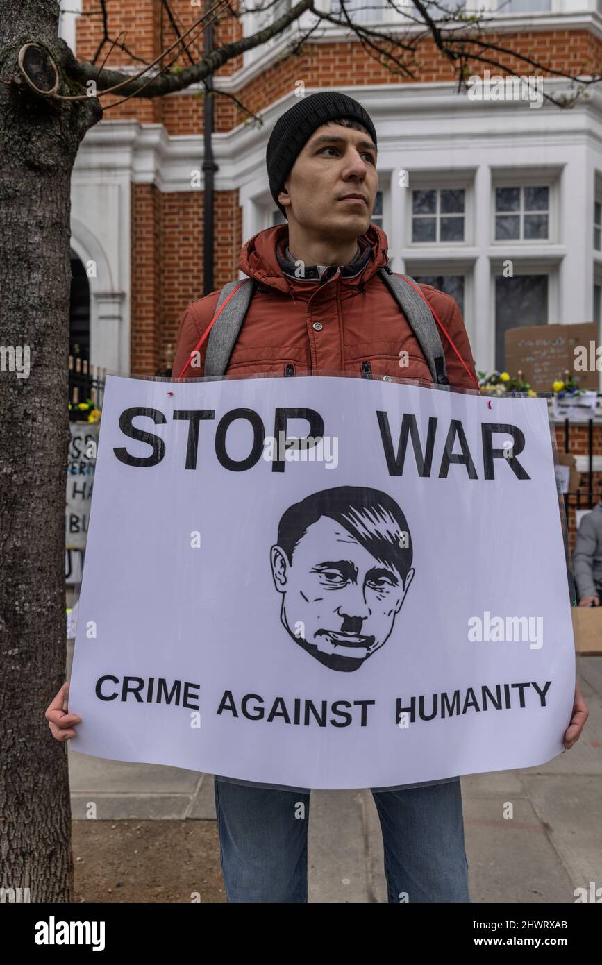 Anti-Ukraine-Kriegsdemonstranten vor der russischen Botschaft, Bayswater Road, London, England, Großbritannien Stockfoto