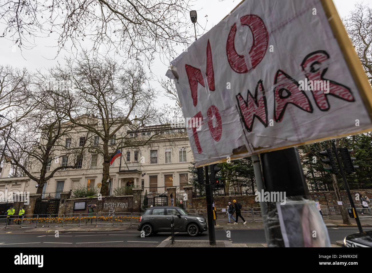 Anti-Ukraine-Kriegsdemonstranten vor der russischen Botschaft, Bayswater Road, London, England, Großbritannien Stockfoto