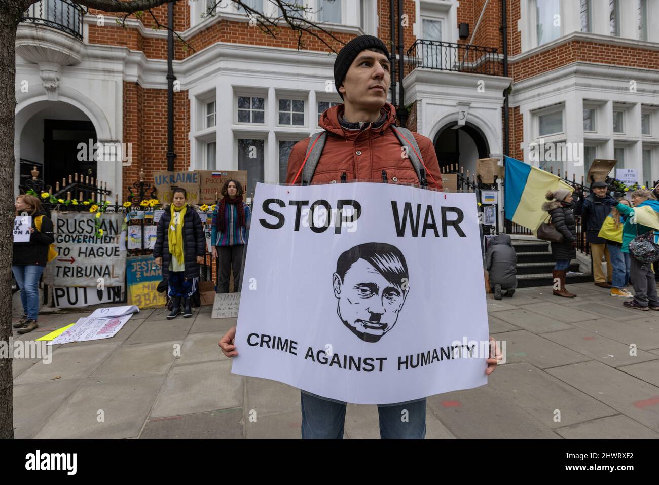 Anti-Ukraine-Kriegsdemonstranten vor der russischen Botschaft, Bayswater Road, London, England, Großbritannien Stockfoto