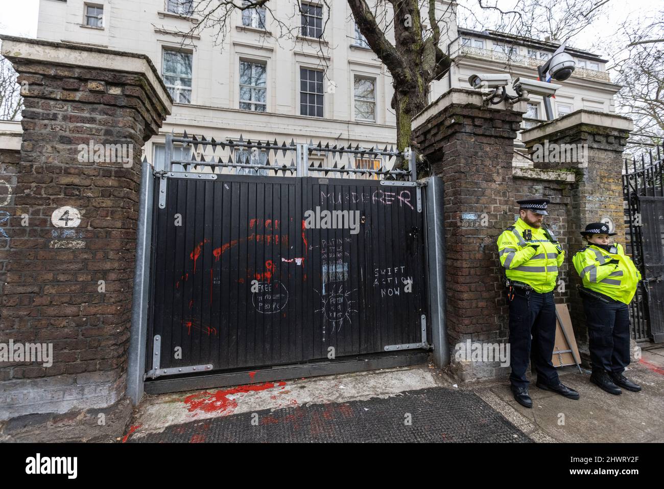 Anti-Ukraine-Kriegsdemonstranten vor der russischen Botschaft, Bayswater Road, London, England, Großbritannien Stockfoto