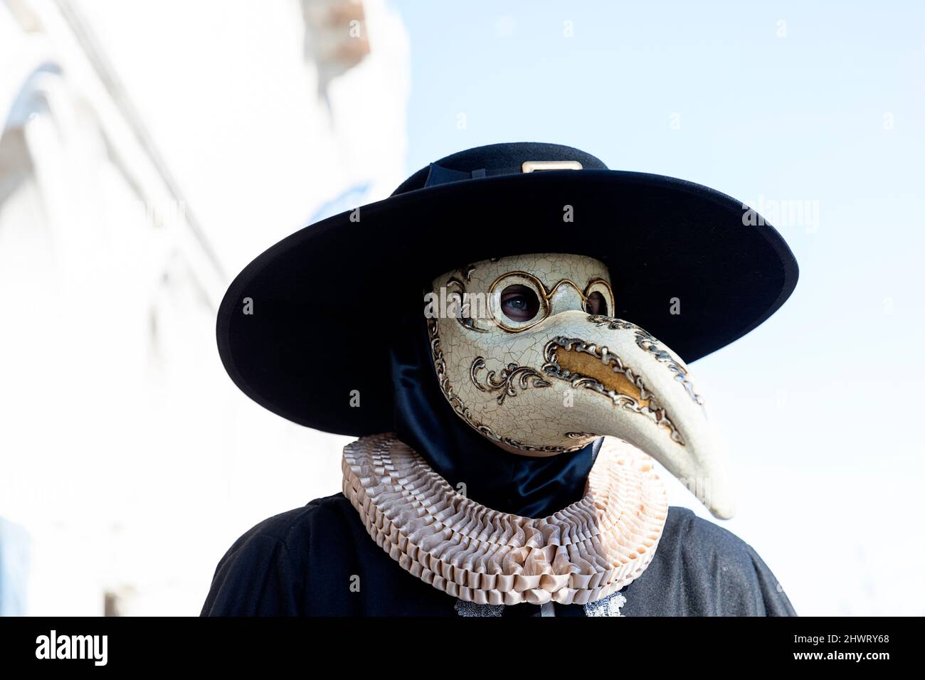 Ein Mann in einem wunderschönen, traditionellen venezianischen Kostüm und einer Maske, der auf dem Karneval in Venedig posiert. St. Markusplatz, Venedig Stockfoto