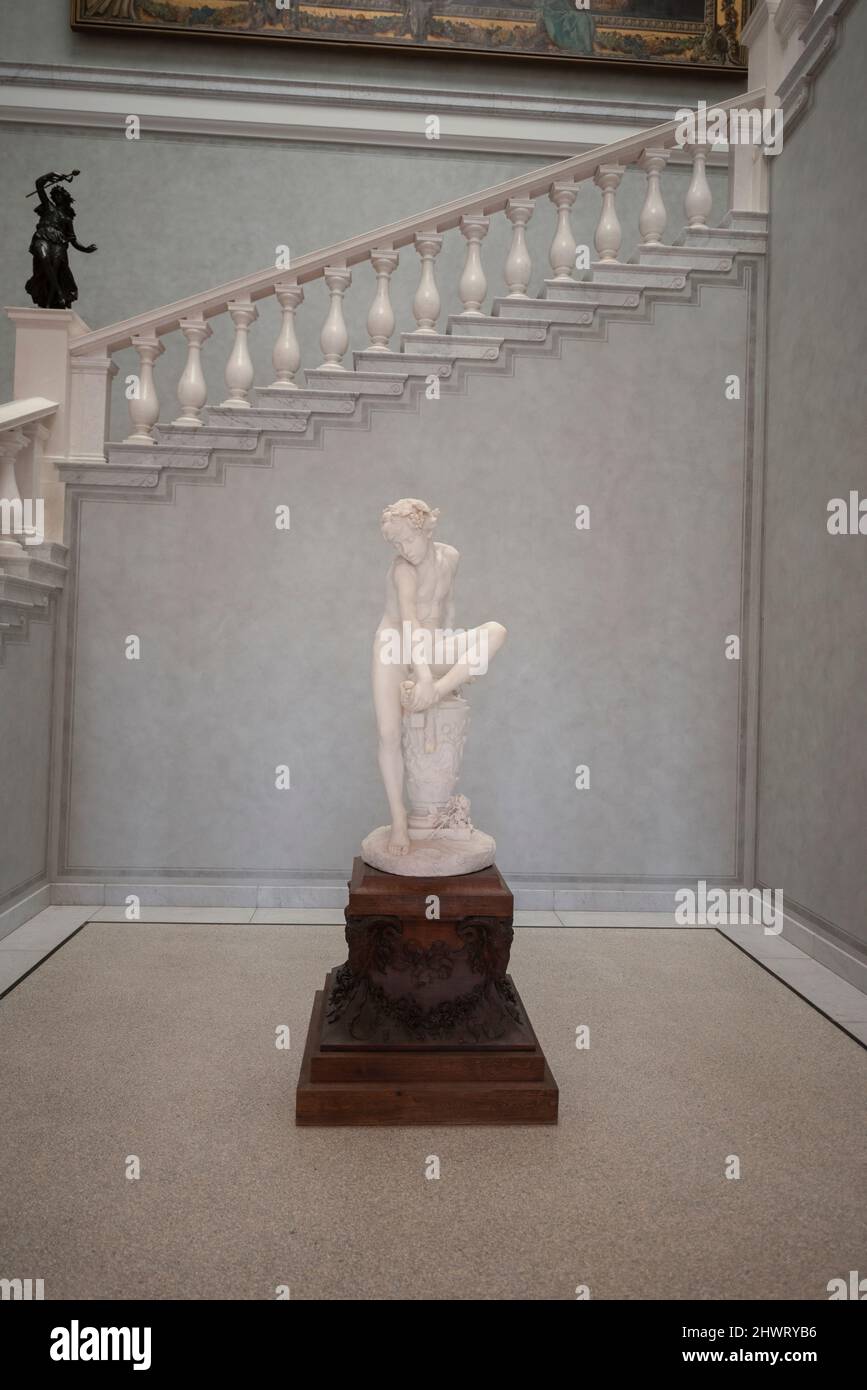 Marmordarstellung eines Jungen mit einem Dorn im Fuß. Diese Skulptur befindet sich im Alten Museum in Berlin. Stockfoto