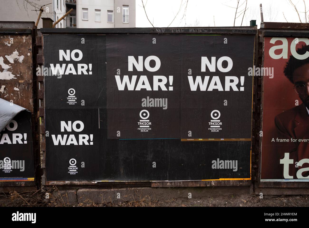 Postering entlang einer Straße in einem rauen Abschnitt des Kreuzberger Teils von Berlin, Deutschland. Stockfoto