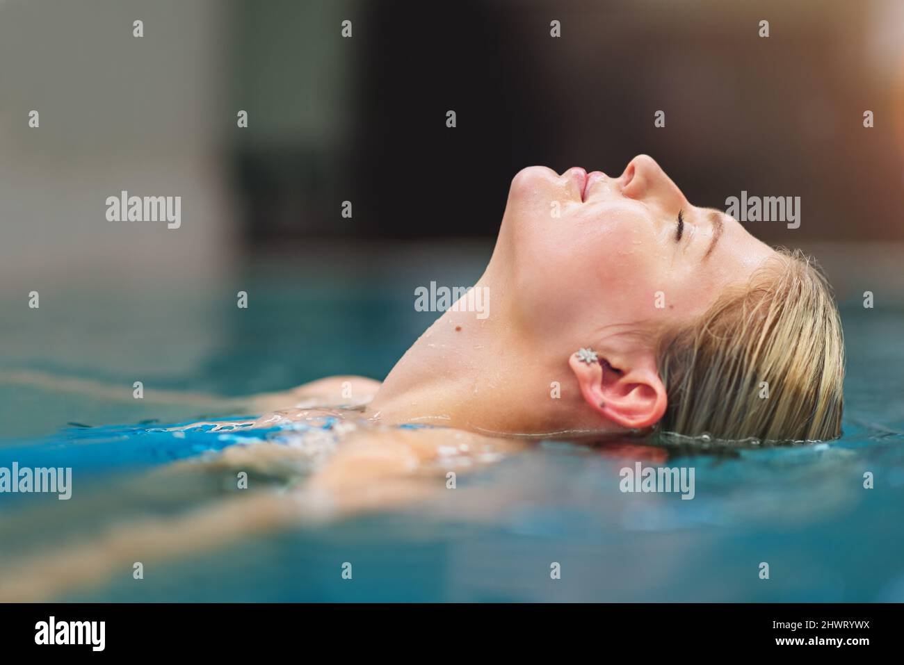 Kühlen Sie den Körper, beruhigen Sie den Geist. Aufnahme einer jungen Frau, die sich in einem Spa im Pool entspannen kann. Stockfoto
