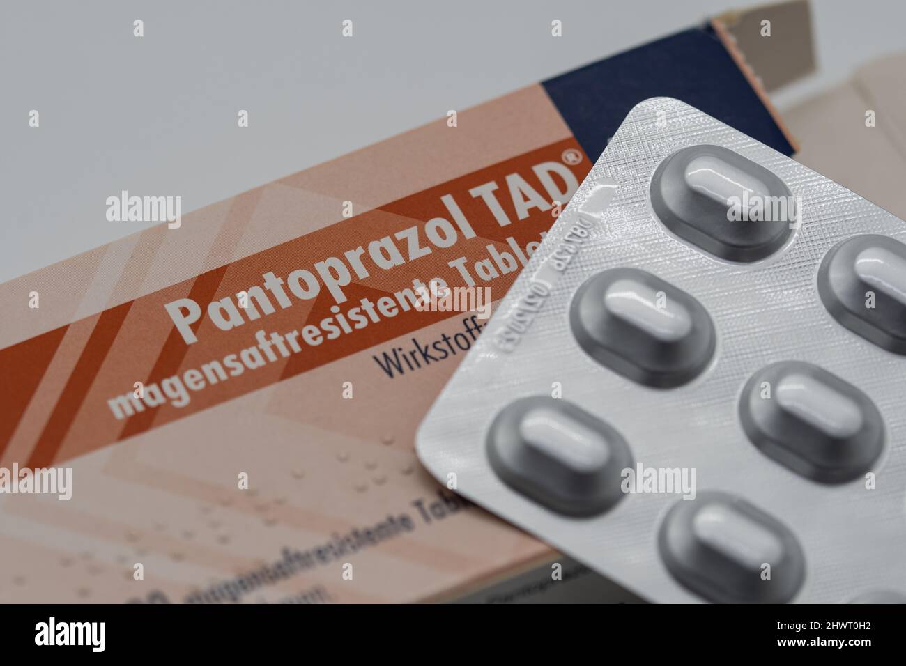 Rheinbach, Deutschland 29. September 2021, Draufsicht auf die Verpackung des Medikaments 'Pantoprazol' Stockfoto