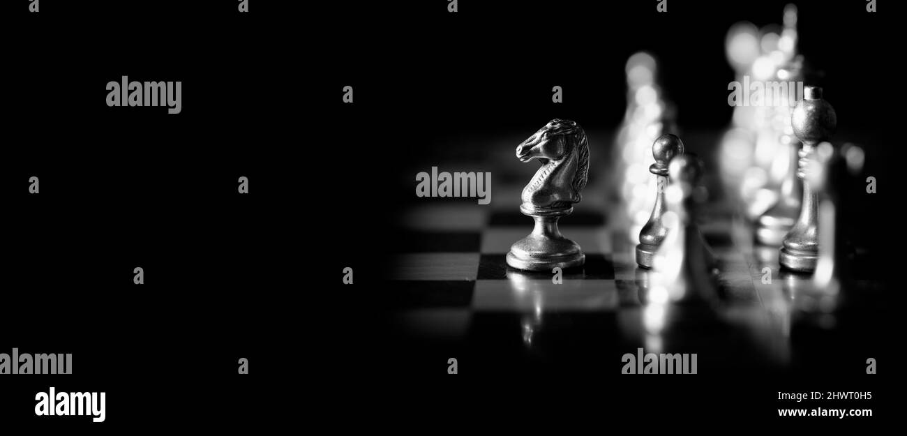 Stücke auf Schachbrett für Spiel und Strategie Ritter Königreich gaming Stockfoto