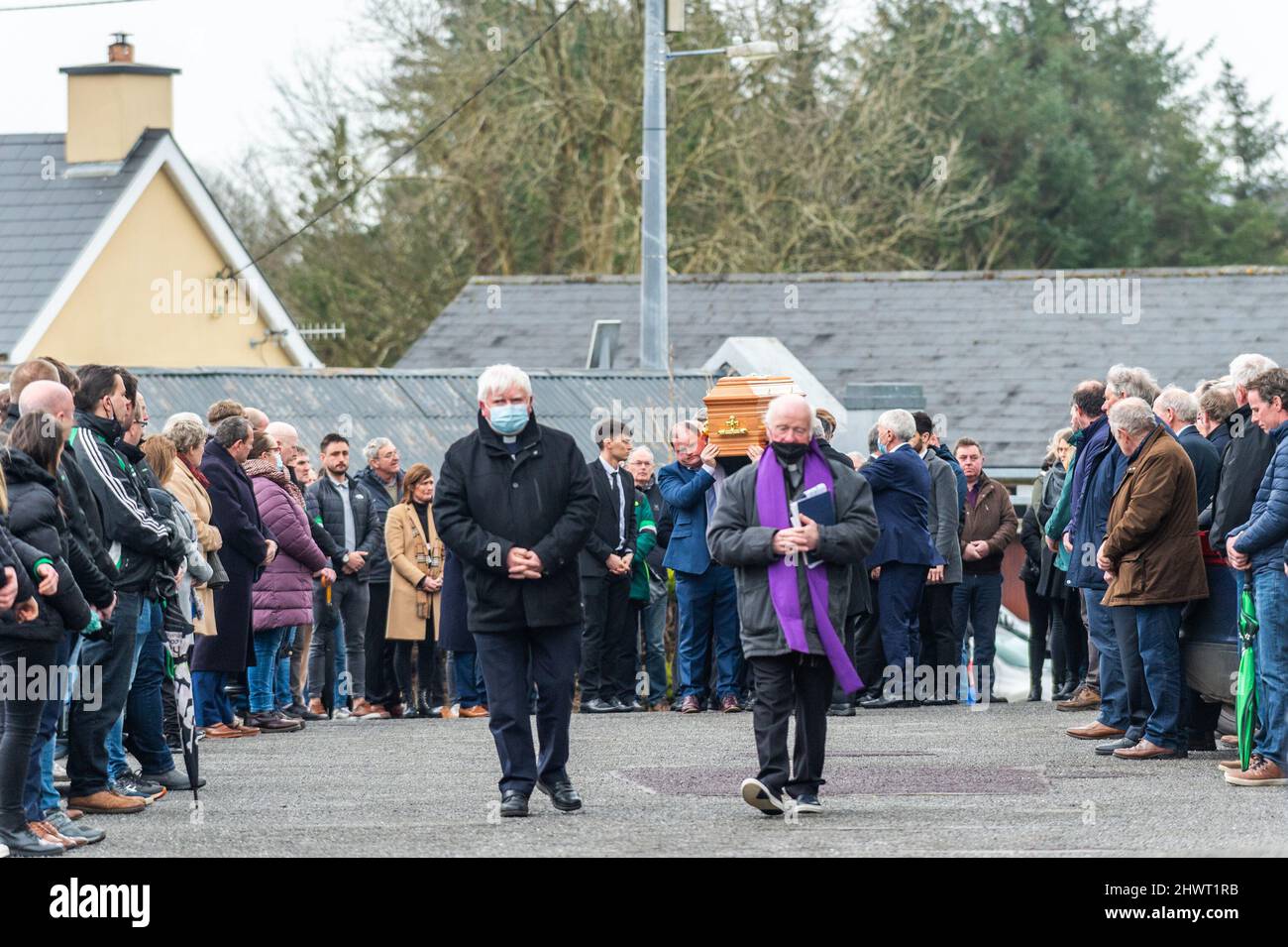 Drimoleague, West Cork, Irland. 7. März 2022. Das Begräbnis fand heute von Landwirt Joe McCarthy statt, der am vergangenen Donnerstag starb, als er auf seiner Farm in eine Güllegrube fiel. Die Beerdigung fand heute Nachmittag in der Allerheiligen-Kirche in Drimoleague statt. Die Irish Farmers Association und der Clann na nGael GAA Club bildeten eine Ehrenwache, als der Sarg zur Beerdigung schultert wurde. Quelle: AG News/Alamy Live News Stockfoto