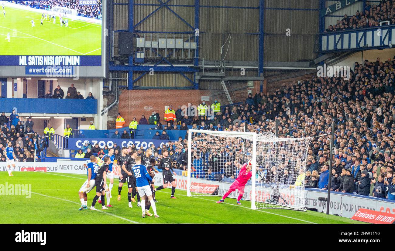 Das Tor für Salomon Rondon, für den Everton Football Club gegen Boreham Wood, im Goodison Park, wurde am 3.. März 2022 angeführt. Stockfoto