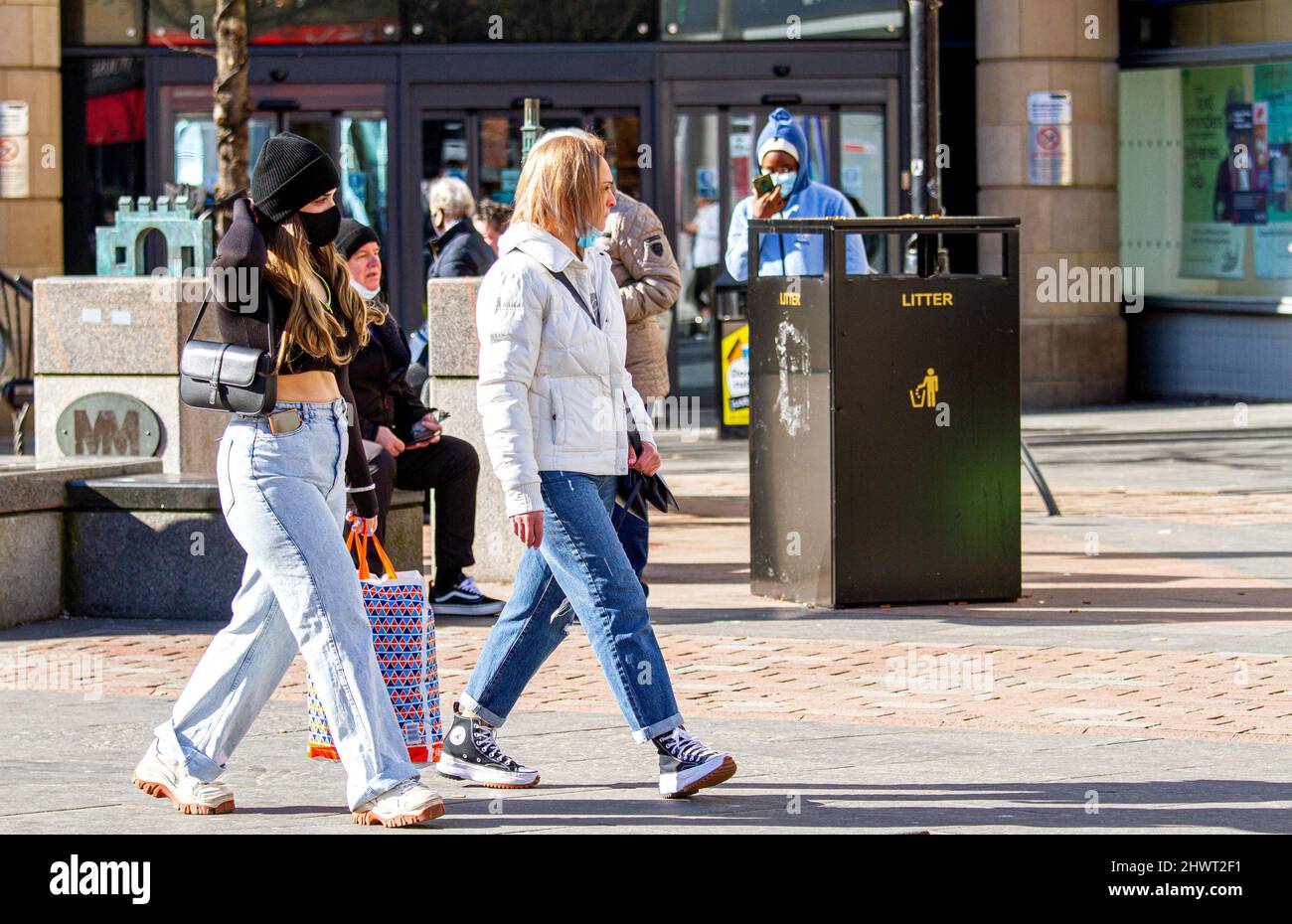 Dundee, Tayside, Schottland, Großbritannien. 7. März 2022. Wetter in Großbritannien: Aufgrund des warmen Märzwetters sind die Temperaturen in Teilen von Nordostschottland auf über 12 Grad gestiegen Gesichtsmasken sind in Innenräumen, aber nicht im Freien erforderlich, sodass die Lockerung der Omicron-Beschränkungen in Schottland einen Wendepunkt im Kampf gegen Covid-Regeln darstellt. Die Anwohner sind draußen und nutzen das schöne warme Wetter, indem sie in Dundees Stadtzentrum Kontakte knüpfen und einkaufen. Kredit: Dundee Photographics/Alamy Live Nachrichten Stockfoto