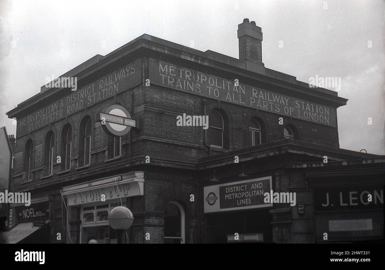 1950s, historisch, Außenansicht des Gebäudes über der U-Bahnstation Gloucester Rd, South Kensington, London, England, Großbritannien. Auf dem Originalschild des Gebäudes steht der Metropolitan Railway Station. Züge in alle Teile von London. Der Bahnhof wurde ursprünglich im Oktober 1868 von der Metropolitan Railway (MR) als „Brompton“ eröffnet, einer Eisenbahngesellschaft, die London von 1863 bis 1933 bediente. Im Dezember 1868 eröffnete der MR Gleise nach South Kensington, um den ersten Abschnitt der District Railway zu erreichen. Stockfoto