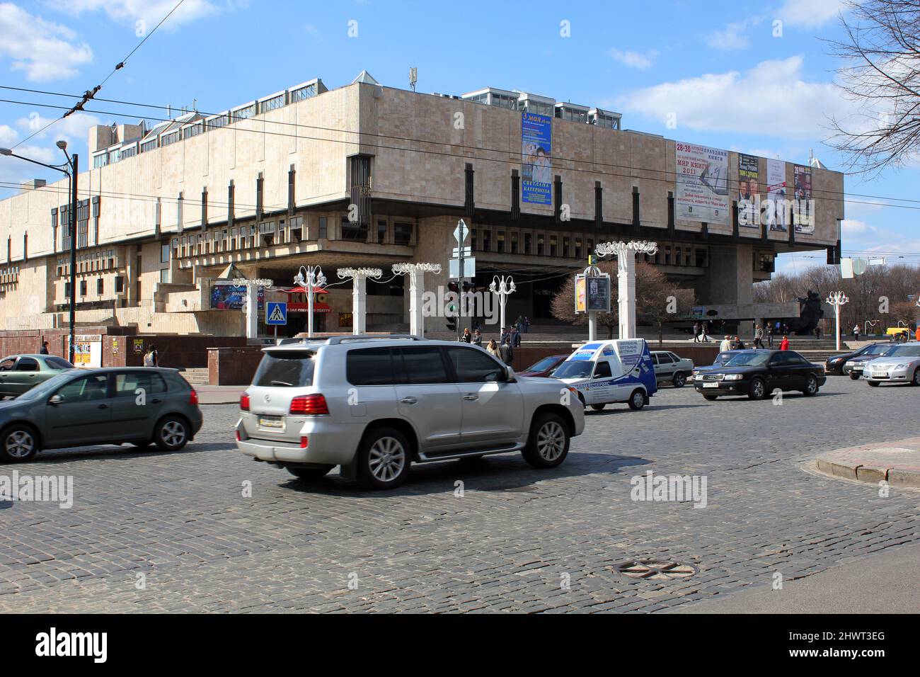 CHARKOW, UKRAINE - 21. APRIL 2011: Dies ist das Gebäude der Staatsoper und des Balletttheaters, das sich im Stadtzentrum befindet. Stockfoto