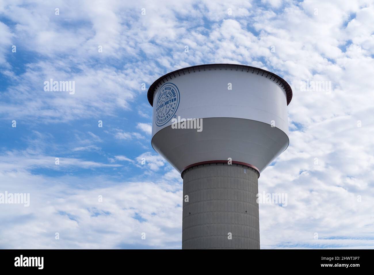 NEW ORLEANS, LA, USA - 3. MÄRZ 2022: New Orleans Kanalisation und Water Board Wasserturm mit Wolken und blauem Himmel im Hintergrund Stockfoto