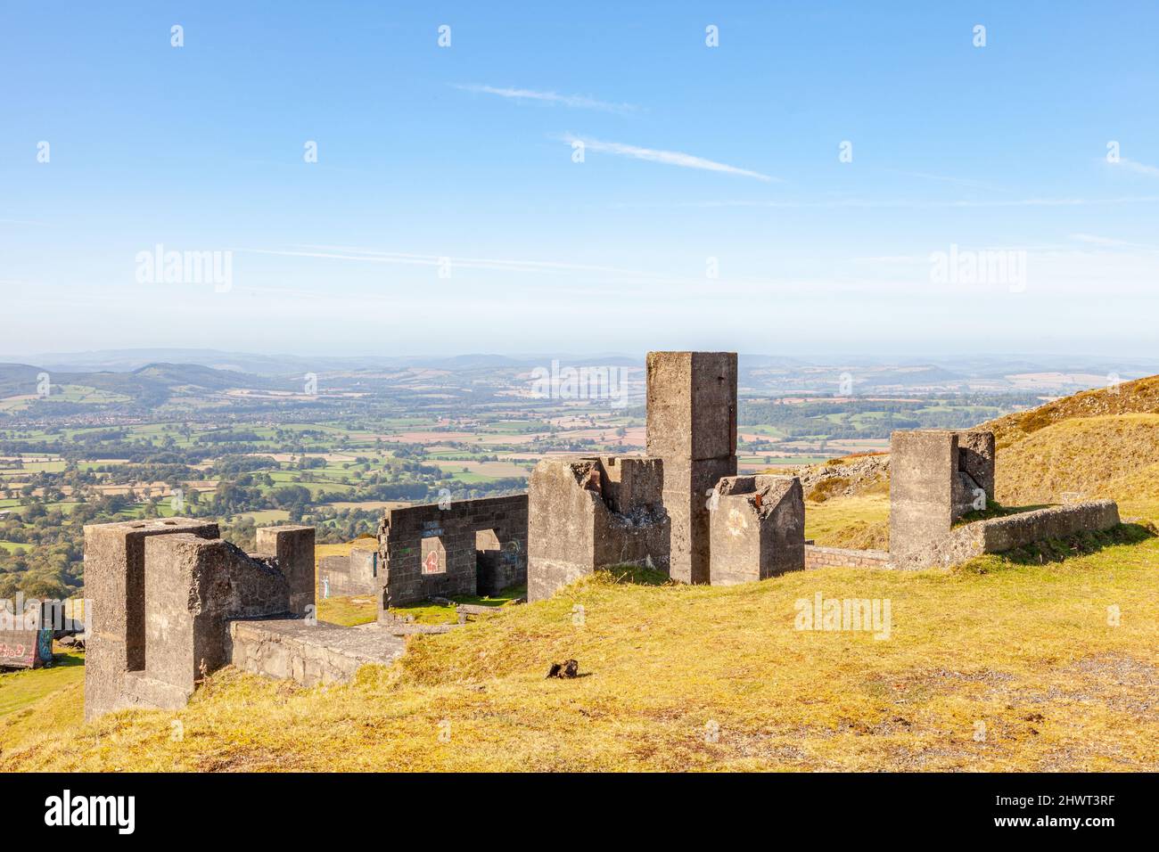 Überreste von Steinbruchgebäuden auf dem Titterston Clee Hill mit Blick auf Shropshire und die Welsh Marches Stockfoto