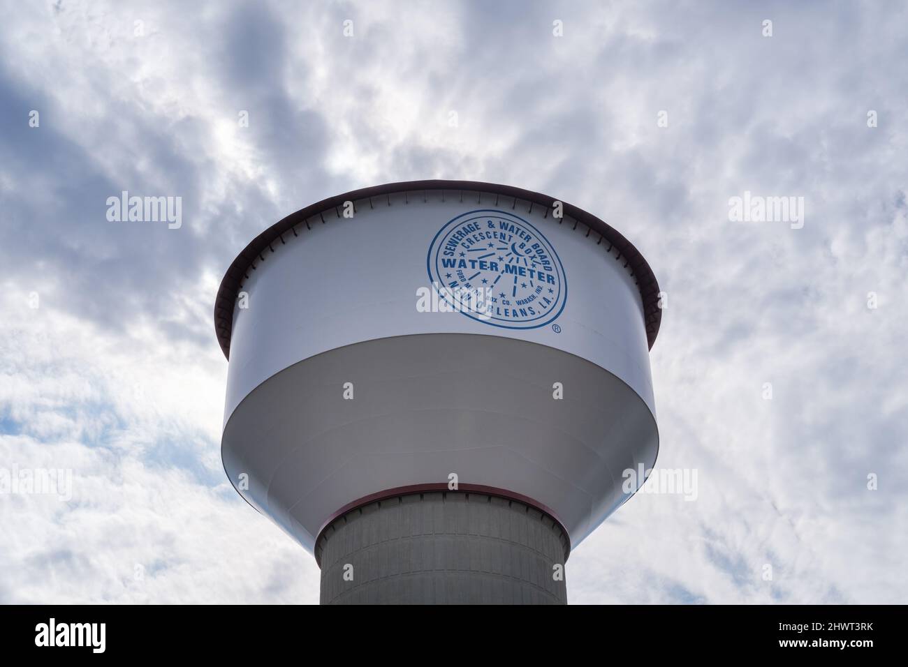 NEW ORLEANS, LA, USA - 3. MÄRZ 2022: Top of New Orleans Kanalisation and Water Board Wasserturm mit bewölktem Himmel im Hintergrund Stockfoto