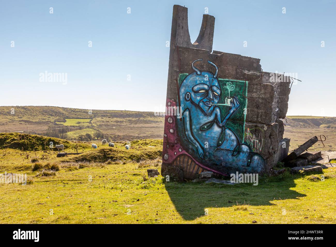 Pfeifenraucher Raupe grafitti auf Steinbruch Gebäude Wand gemalt bleibt auf Titterstone Clee Hill Shropshire England Großbritannien Stockfoto