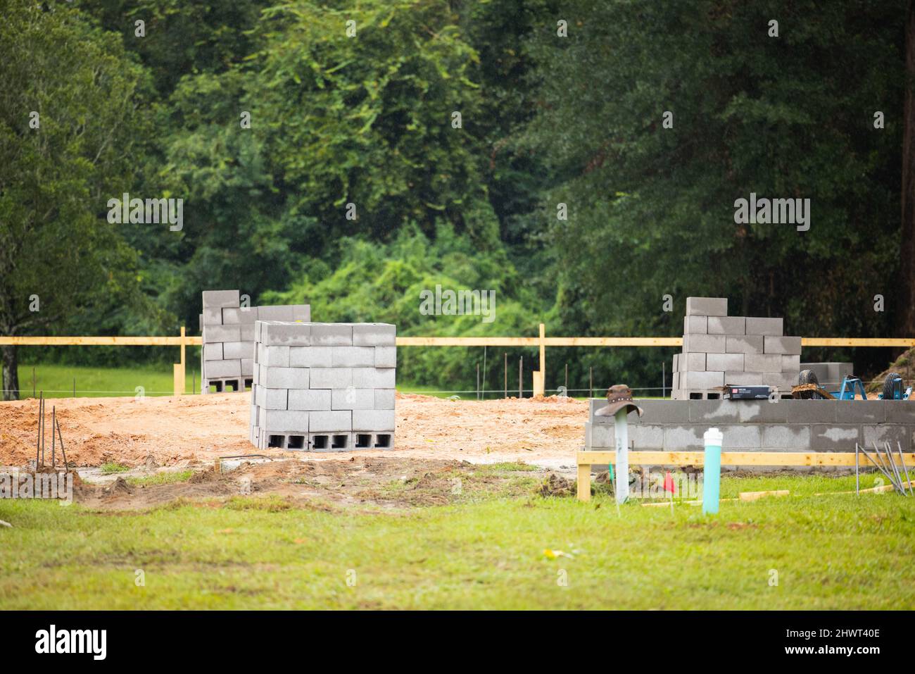 Der Beginn eines neuen Bauhauses, das mit der Abmarkierung des Fundaments und der Hinzufügung von Zinnblöcken errichtet wird Stockfoto