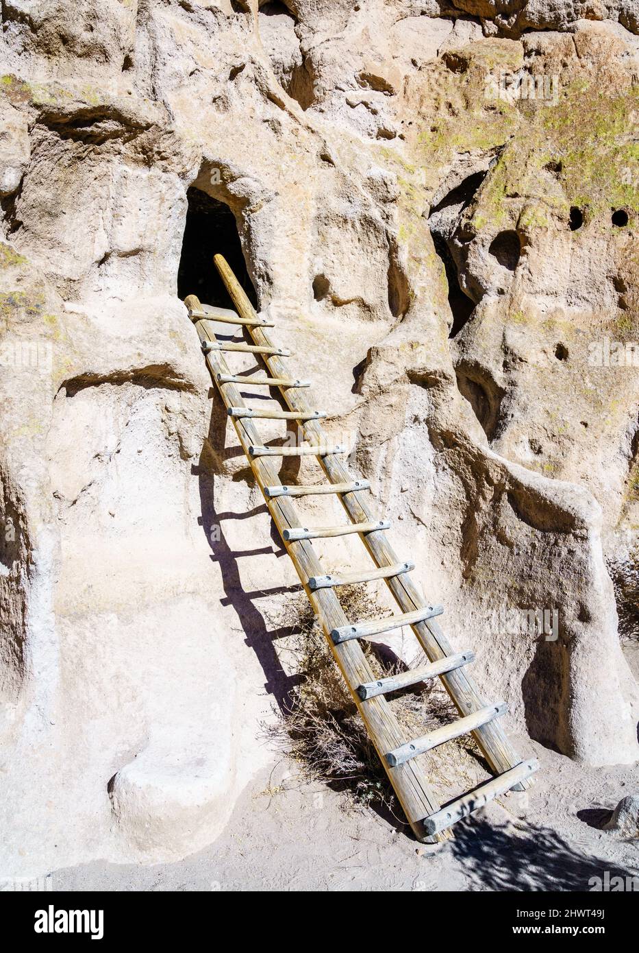Cavates - natürliche Hohlräume in der Klippe Gesicht durch angestammte puebloans erweitert Stockfoto