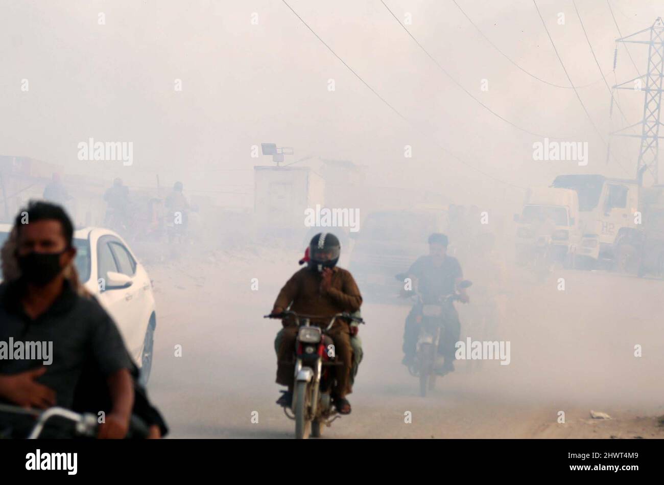 Starker, dunkler Rauch, der am Montag, den 07. März 2022, auf der Korangi Causeway Road in Karachi aufsteigt und dadurch Probleme für Pendler verursacht. Stockfoto