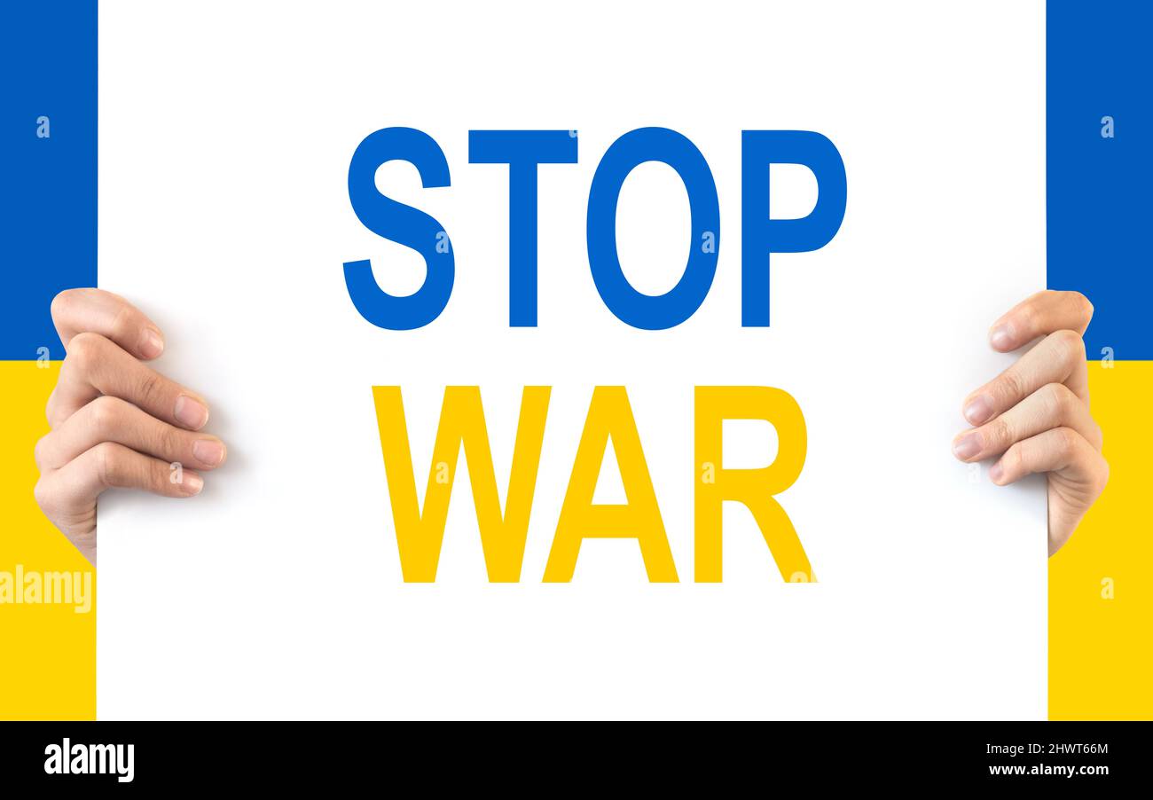 Stop war Botschaft geschrieben auf einem Brett mit Ukraine Flagge Farbe, Frieden Protest Illustration Stockfoto