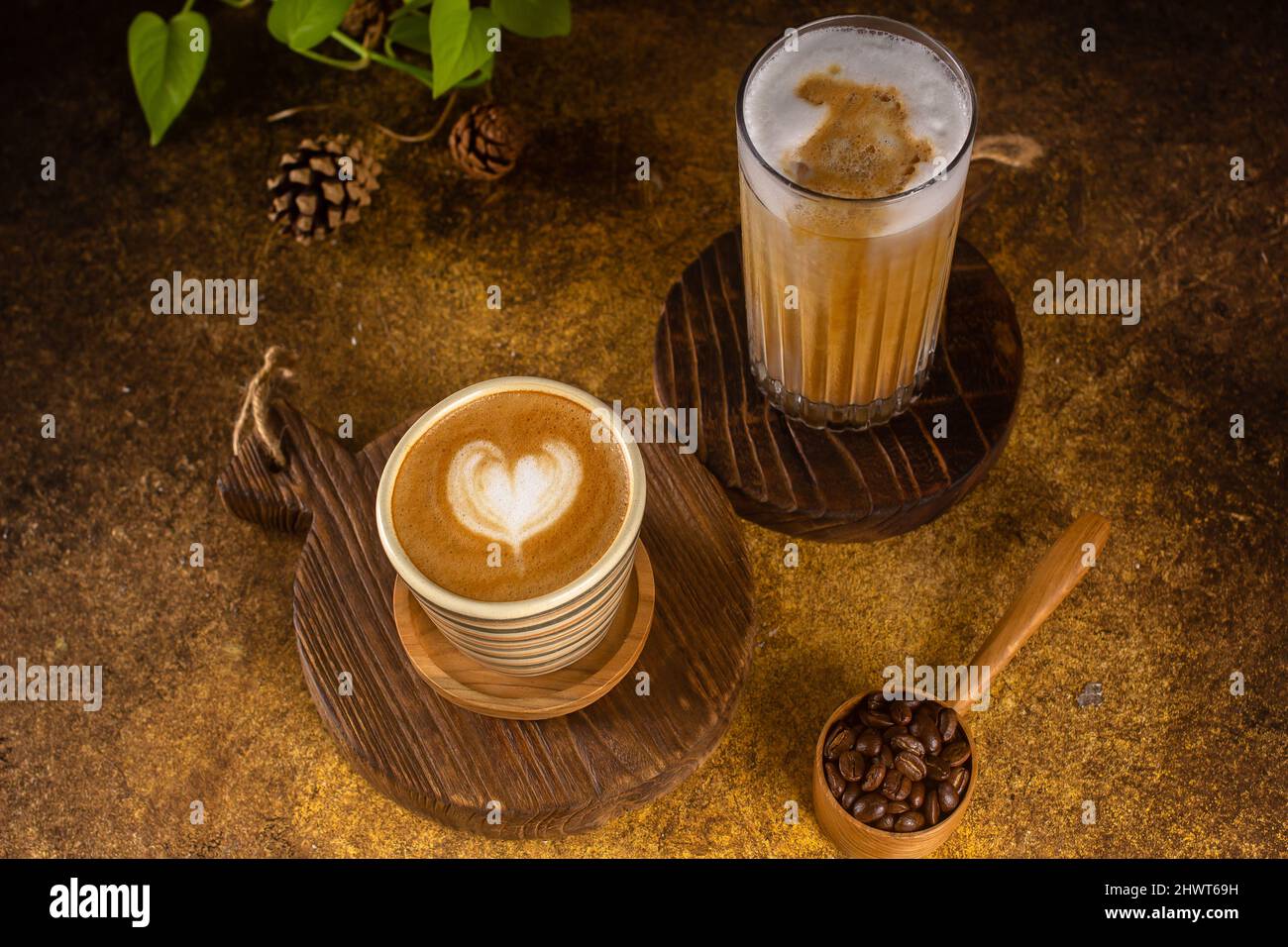 Ein aromatischer Kaffee, der frisch zum Ausgießen gemahlen wird, wird auf einem rustikalen Holztablett zu heißem oder kaltem schwarzen Kaffee Stockfoto