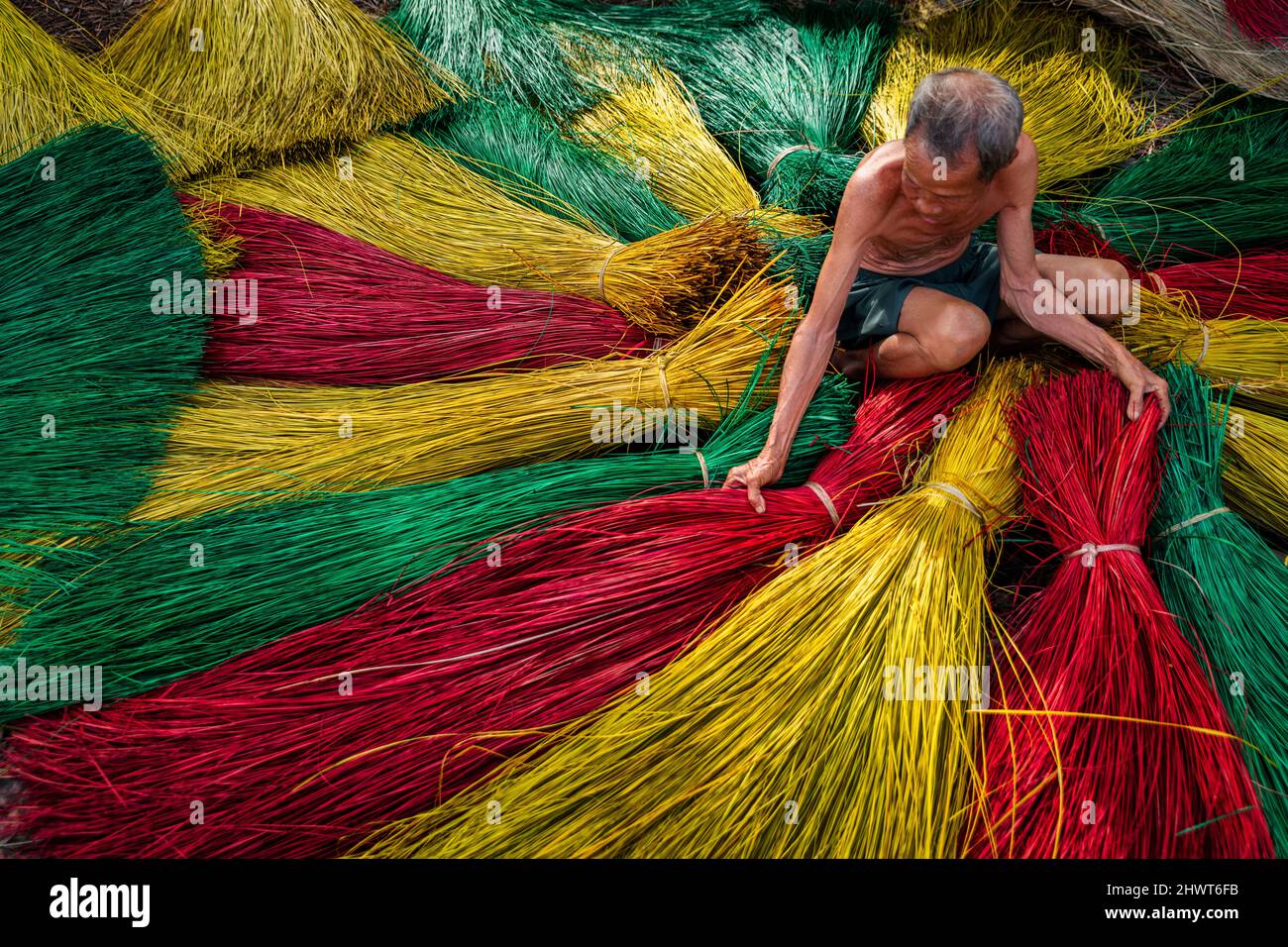 Vietnamesischer alter Handwerker trocknet traditionelle vietnamesische Matten im alten traditionellen Dorf in dinh Yen, dong thap, vietnam, Tradition Künstler Konzept, Stockfoto