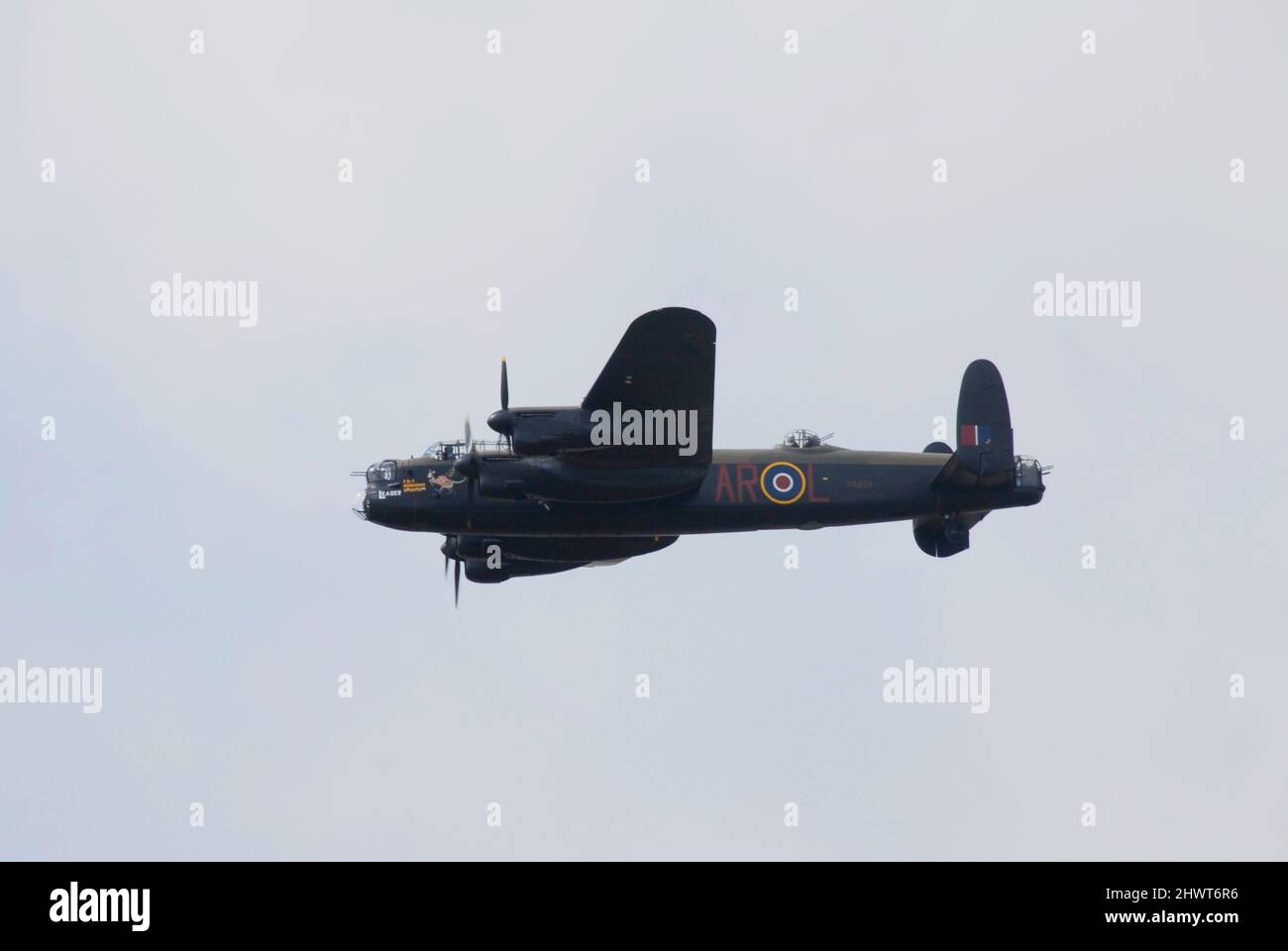 Flugzeug des RAF Bomber Command Avro Lancaster vom RAF Memorial Flight an einer Flugvoranzeige am Flughafen Biggin Hill Stockfoto
