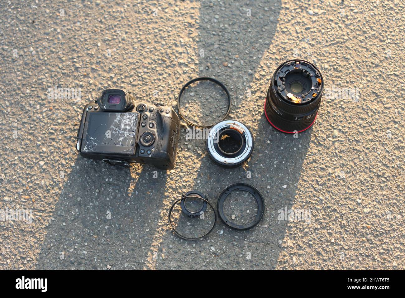 Der Schaden, der einer Kamera zugefügt wurde, nachdem Dizzee Rascal, richtiger Name Dylan Kwabena Millstook eine Kamera von einem PA-Medienfotografen vor dem Wimbledon-Amtsgericht, warf sie in eine Straße, zerschlagen sie. Der Grime-Künstler wurde vor Gericht für schuldig befunden, seinen Ex-Verlobten während eines Rufes über Kinderkontakt und Finanzen angegriffen zu haben. Bilddatum: Montag, 7. März 2022. Stockfoto