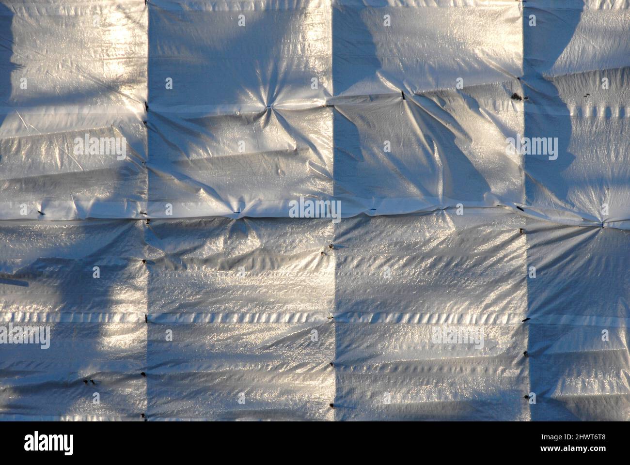 Abstract von der Wetterschutzabdeckung auf der Baustelle für das neue Haus, Großbritannien Stockfoto