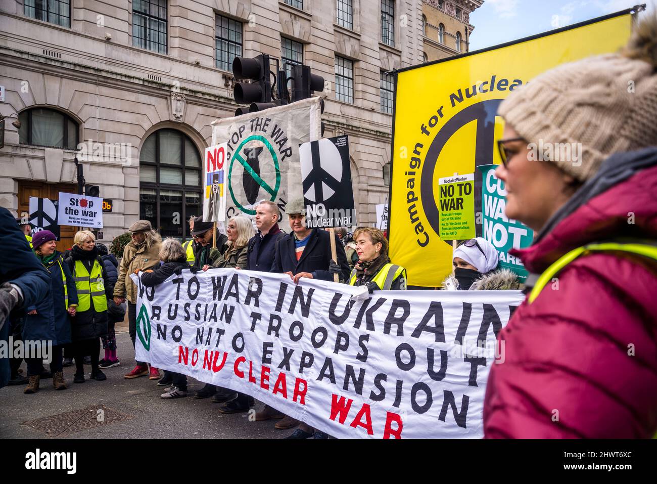„Nein zum Krieg in der Ukraine“, Hauptbanner, Stop the war Demonstration, organisiert von Stop the war Coalition, London, Großbritannien, 6.. März 2022 Stockfoto