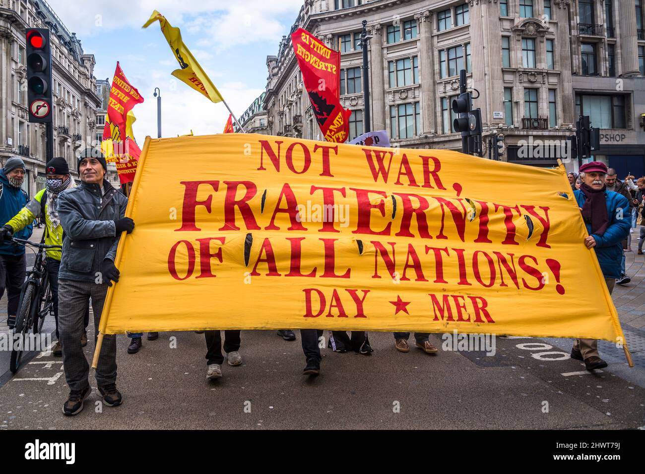 Not war, Brüderlichkeit aller Nationen, kommunistisches Banner, Stop the war Demonstration organisiert von Stop the war Coalition, London, Großbritannien, 6.. März 2022 Stockfoto