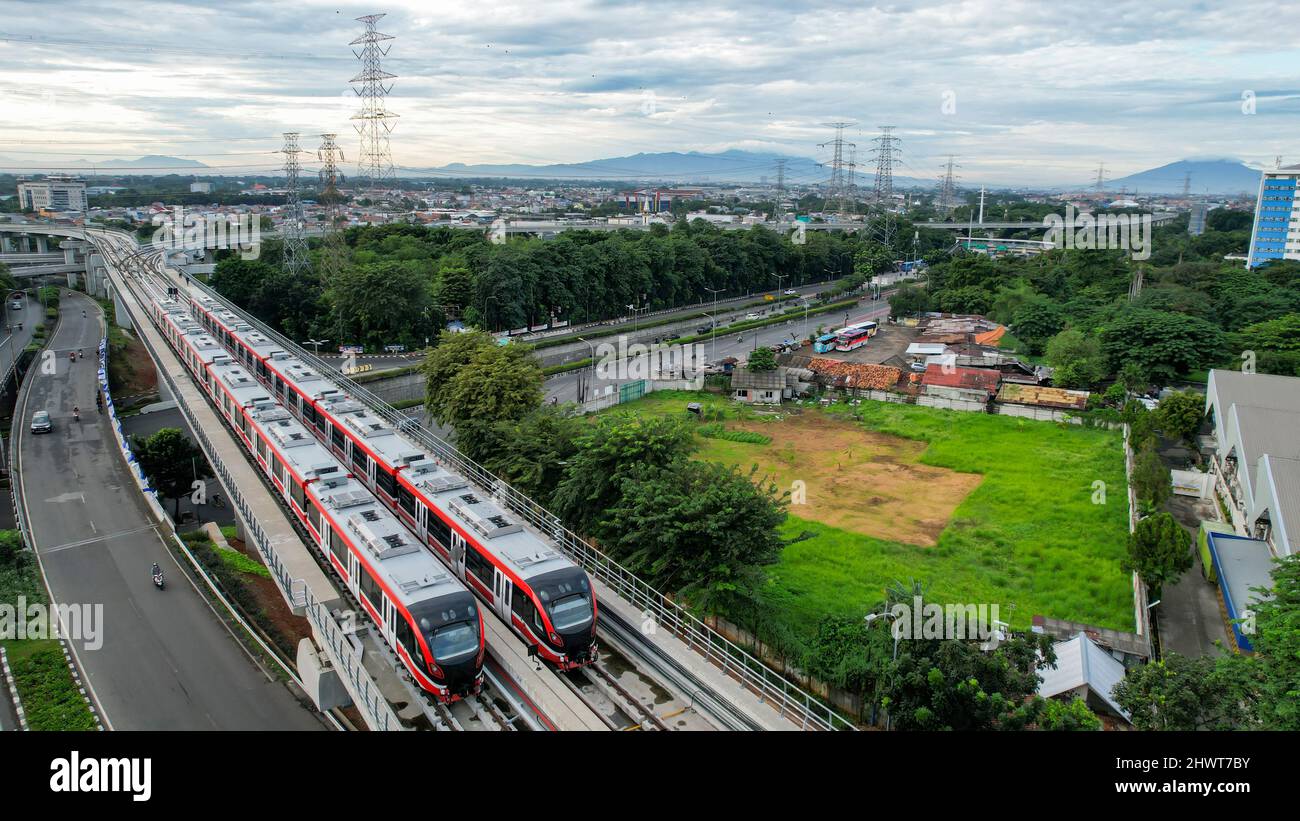 Luftaufnahme des Jakarta LRT-Zugversuchs für Phase 1 von UKI Cawang. Jakarta, Indonesien, 8. März 2022 Stockfoto