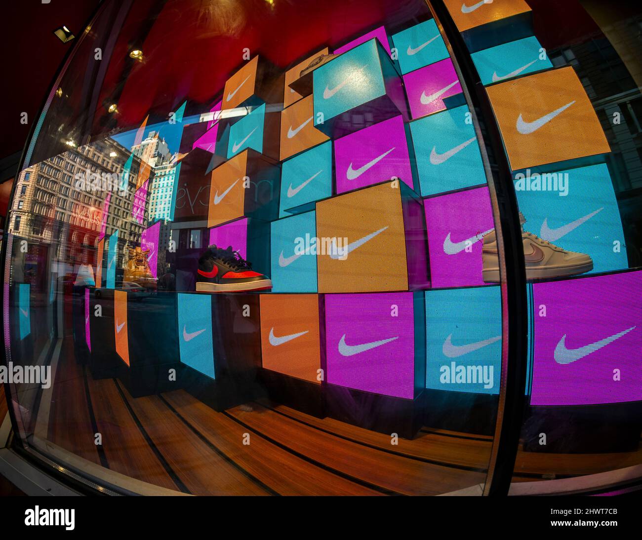 Ein Schaufenster für Nike Sneaker in einem berühmten Schuhgeschäft am  Herald Square in New York am Mittwoch, den 2. März 2022. Nike hat den  Vertrieb an Geschäfte gezogen, die es vorziehen, direkt