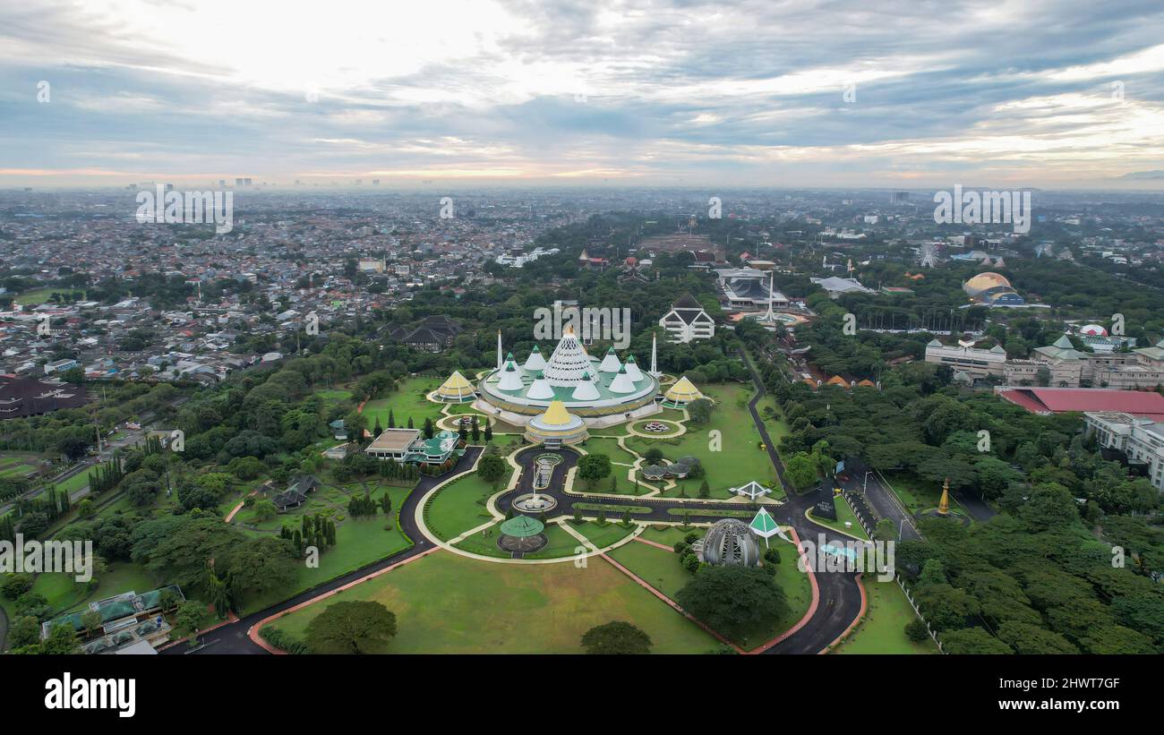 Luftaufnahme des Museums Purna Bhakti Pertiwi (Indonesian National Veteran Museum) Taman Mini Indonesia Indah mit Bergblick. Jakarta, Indonesien, März Stockfoto