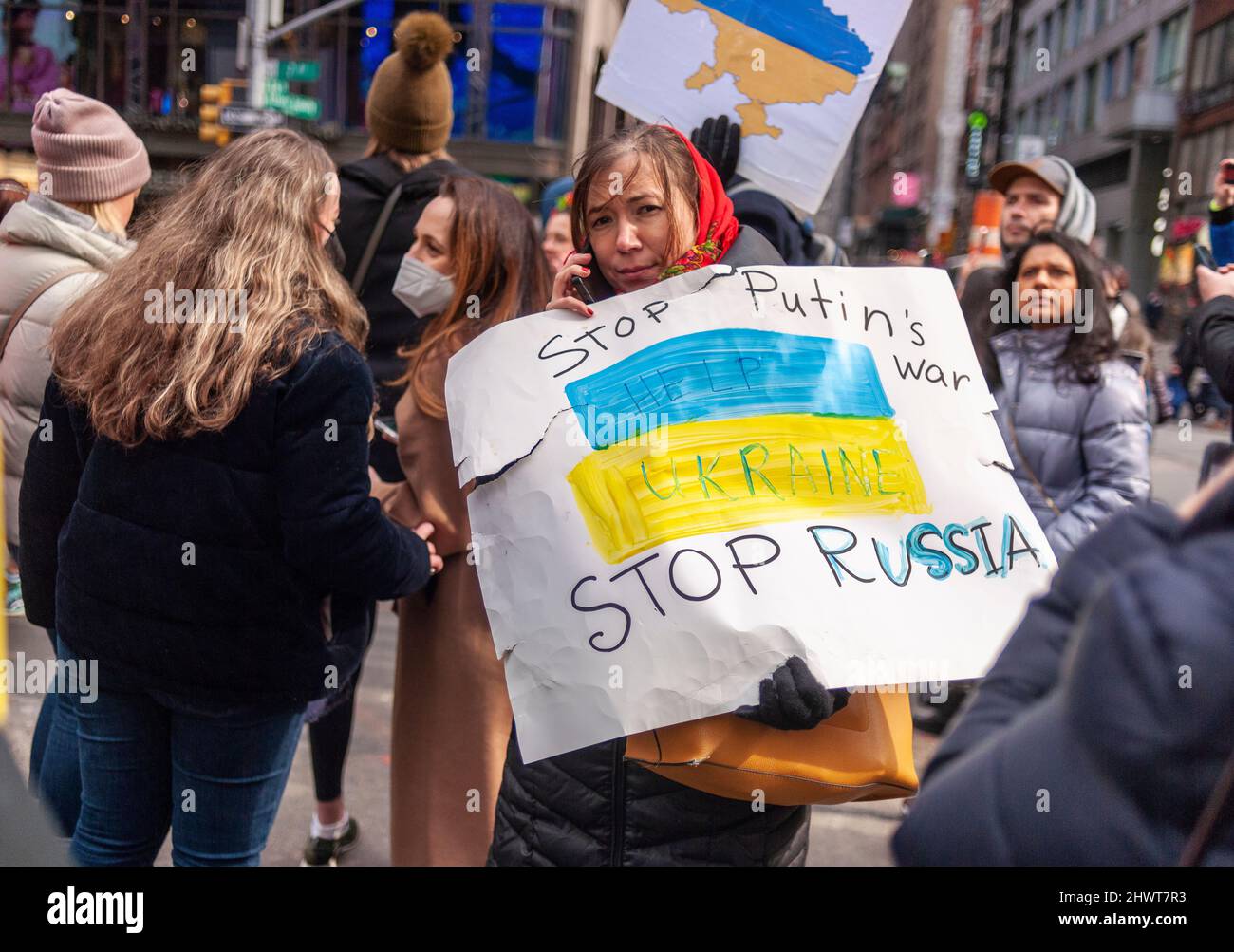 Tausende Ukrainisch-Amerikaner und ihre Anhänger protestieren am Samstag, dem 5. März 2022, auf dem Times Square in New York gegen die russische Invasion und zeigen Unterstützung für die Bürger der Ukraine. (© Richard B. Levine) Stockfoto