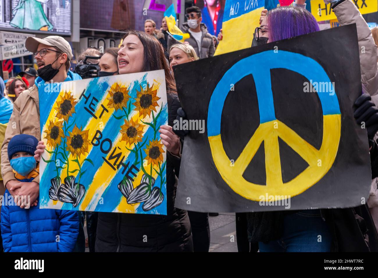 Tausende Ukrainisch-Amerikaner und ihre Anhänger protestieren am Samstag, dem 5. März 2022, auf dem Times Square in New York gegen die russische Invasion und zeigen Unterstützung für die Bürger der Ukraine. (© Richard B. Levine) Stockfoto
