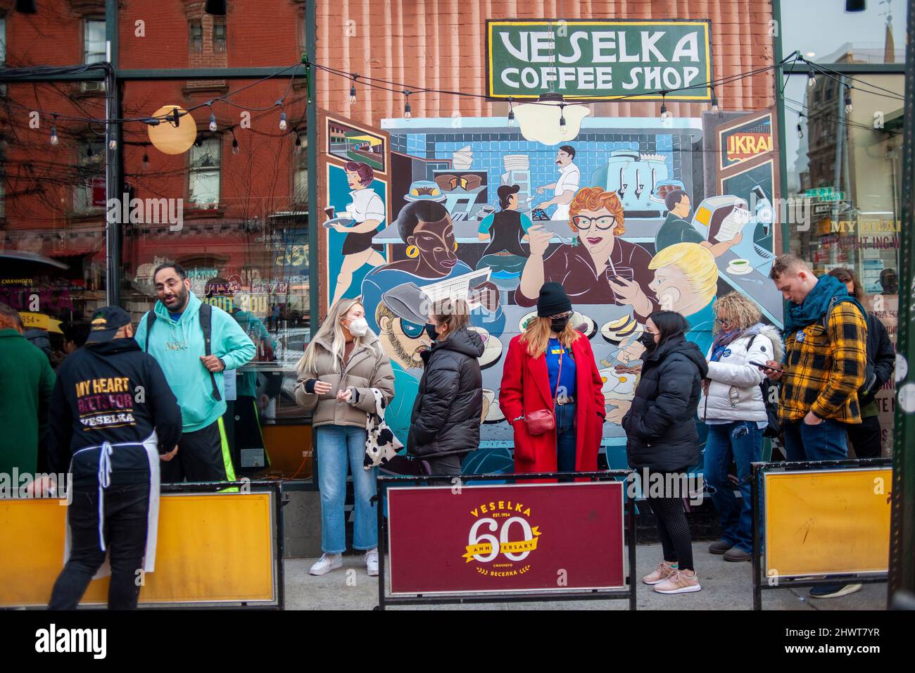 Menschenlinien vor dem ukrainischen Restaurant Veselka im East Village in New York am Samstag, den 5. März 2022. Anhänger der Ukraine zeigen ihre Unterstützung für das belagerte Land und besuchen Unternehmen im Viertel East Village, das als kleine Ukraine bekannt ist. (© Richard B. Levine) Stockfoto