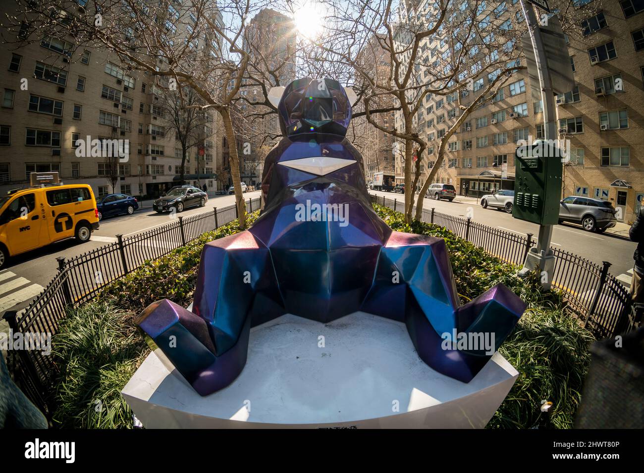 Baloo the Bear, Teil des Zoos auf der Park Avenue, Skulptur des Künstlers Idriss B., wird in den Park Avenue Medians im Murray Hill Viertel von New York installiert, gesehen am Mittwoch, 2. März 2022. Präsentiert von Patrons of Park Avenue, besteht die Installation im Murray Hill-Viertel aus „Polysauren“ und „Polymals“, Origami-polygonalen Tierskulpturen, die bis Februar 2023 zu sehen sind. (© Richard B. Levine) Stockfoto