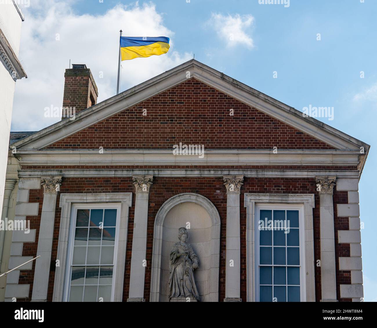 Windsor, Großbritannien. 7.. März 2022. Eine ukrainische Flagge flattert im Wind über dem Guildhall in Windsor in Solidarität mit dem Volk der Ukraine nach dem russischen Einmarsch in die Ukraine. Im historischen Guildhall in Windsor hielten Prinz Charles und Camilla, Herzogin von Cornwall, ihren zivilen Hochzeitsdienst ab. Prinz Charles hat zusammen mit anderen Mitgliedern der britischen Königsfamilie eine großzügige Spende für die ukrainische Krise gemacht. Quelle: Maureen McLean/Alamy Live News Stockfoto