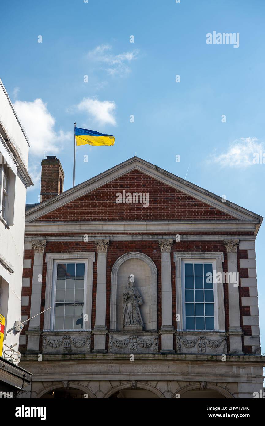 Windsor, Großbritannien. 7.. März 2022. Eine ukrainische Flagge flattert im Wind über dem Guildhall in Windsor in Solidarität mit dem Volk der Ukraine nach dem russischen Einmarsch in die Ukraine. Im historischen Guildhall in Windsor hielten Prinz Charles und Camilla, Herzogin von Cornwall, ihren zivilen Hochzeitsdienst ab. Prinz Charles hat zusammen mit anderen Mitgliedern der britischen Königsfamilie eine großzügige Spende für die ukrainische Krise gemacht. Quelle: Maureen McLean/Alamy Live News Stockfoto