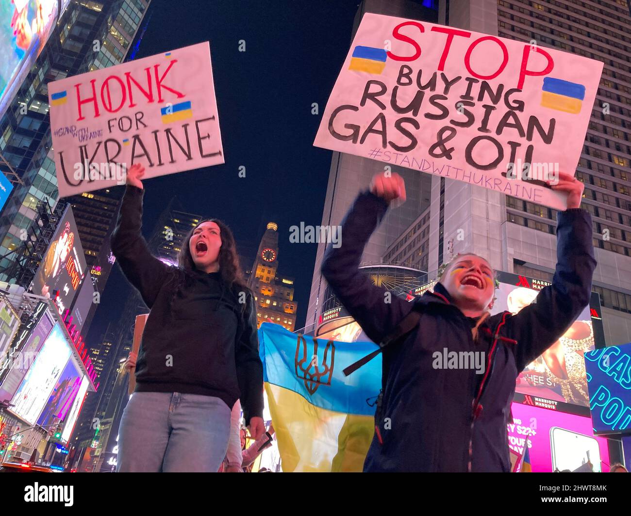 Ukrainisch-Amerikaner und ihre Anhänger protestieren am Mittwoch, den 2. März 2022, auf dem Times Square in New York gegen die russische Invasion und zeigen Unterstützung für die Bürger der Ukraine. (© Frances M. Roberts) Stockfoto