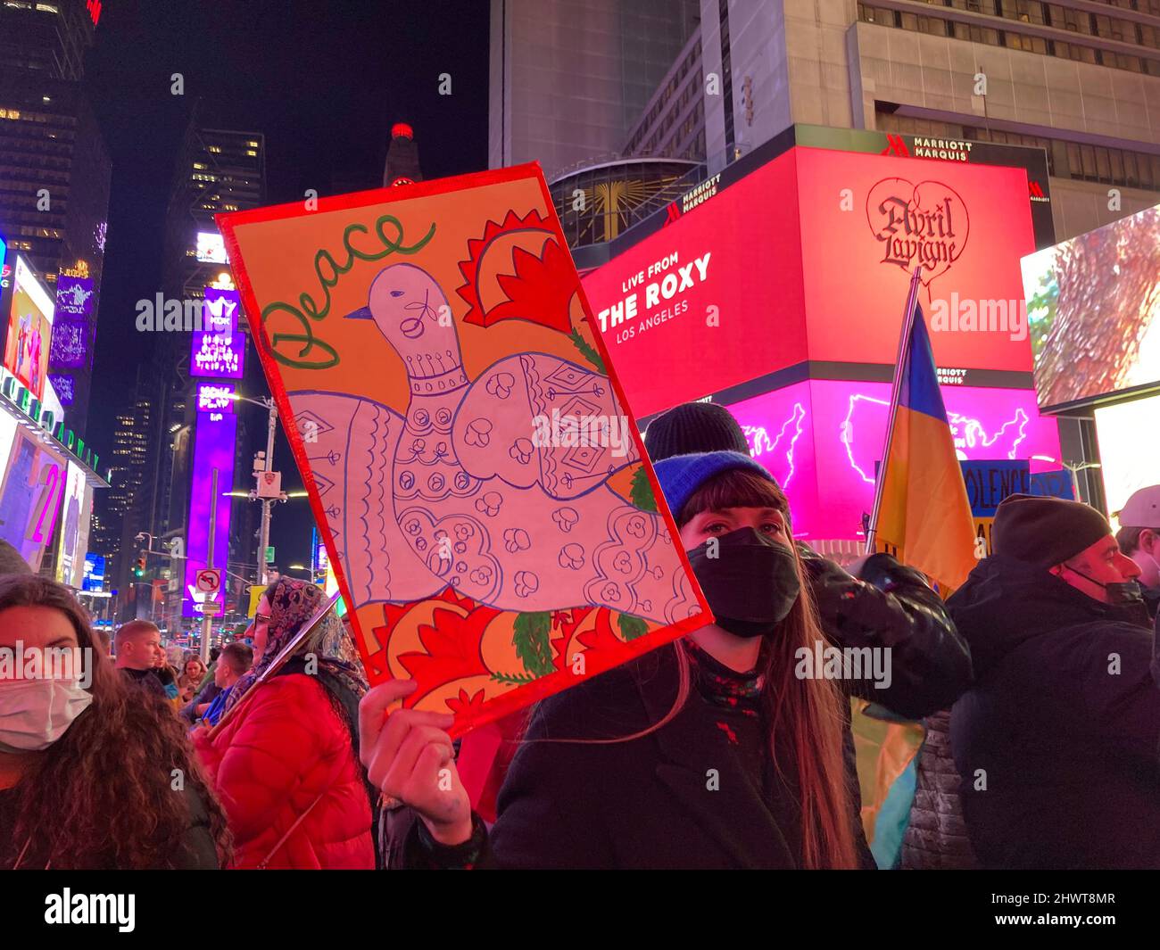 Ukrainisch-Amerikaner und ihre Anhänger protestieren am Mittwoch, den 2. März 2022, auf dem Times Square in New York gegen die russische Invasion und zeigen Unterstützung für die Bürger der Ukraine. (© Frances M. Roberts) Stockfoto