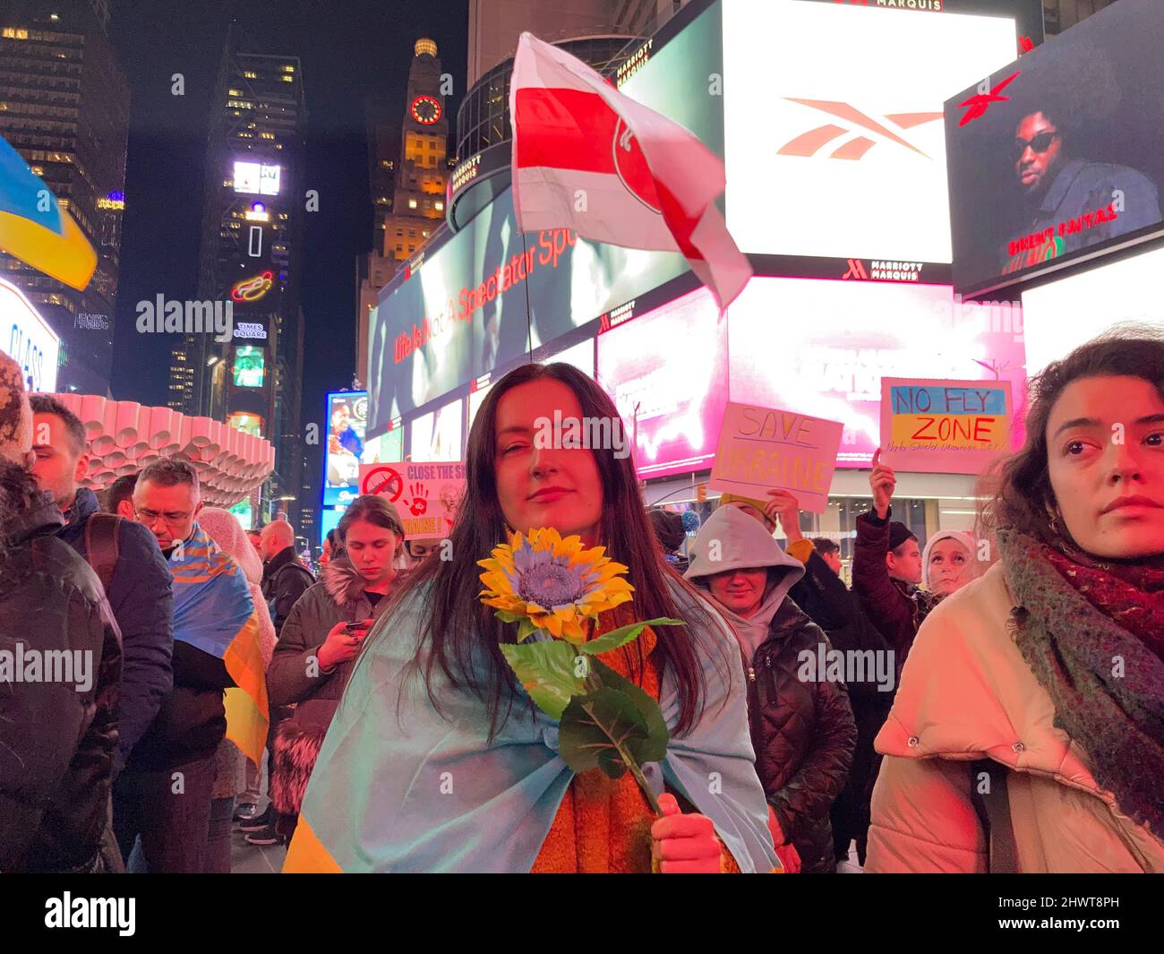 Ukrainisch-Amerikaner und ihre Anhänger protestieren am Mittwoch, den 2. März 2022, auf dem Times Square in New York gegen die russische Invasion und zeigen Unterstützung für die Bürger der Ukraine. (© Frances M. Roberts) Stockfoto