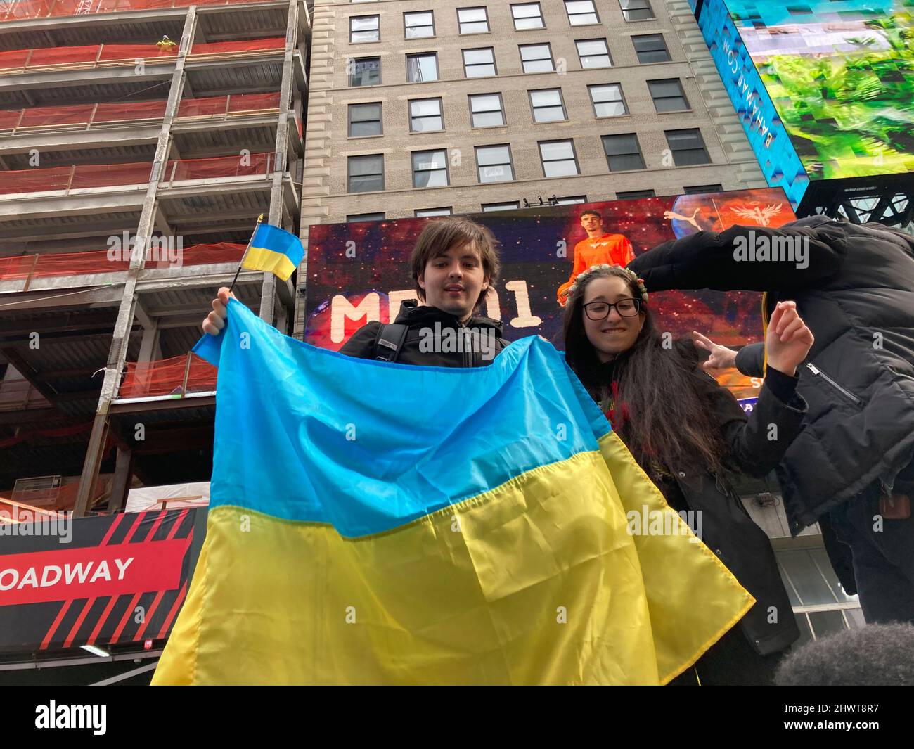 Ukrainisch-Amerikaner und ihre Anhänger protestieren am Samstag, dem 5. März 2022, auf dem Times Square in New York gegen die russische Invasion und zeigen Unterstützung für die Bürger der Ukraine. (© Frances M. Roberts) Stockfoto