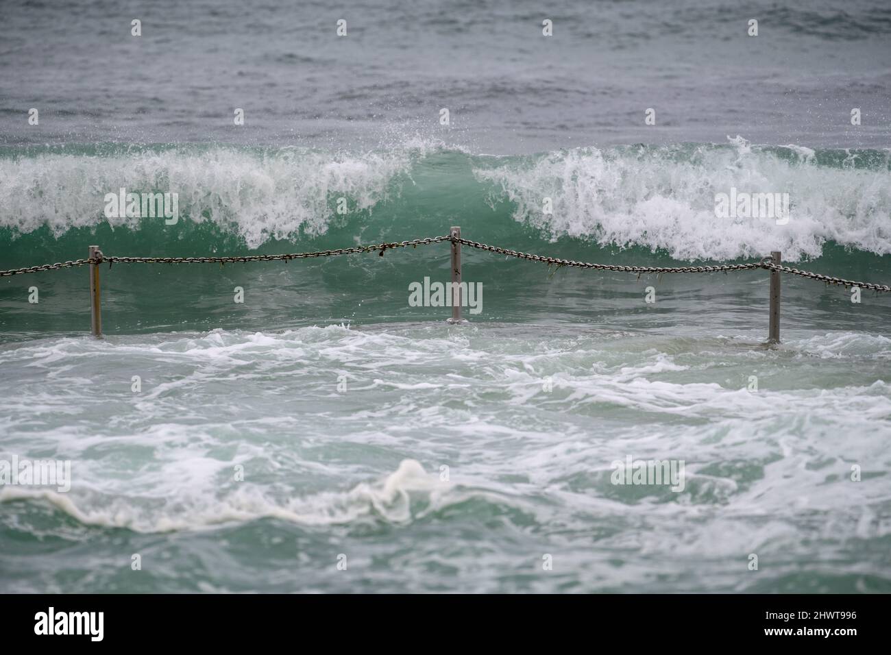 Wellen brechen an einem Meerschwimmbad in Sydney, Australien Stockfoto