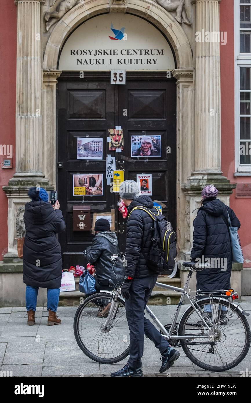 Danzig, Polen. , . Bilder von Wladimir Putin, dem russischen Krieg gegen die Opfer der Ukraine und Kriegsschäden am russischen Kulturzentrum sind in Danzig zu sehen, Polen am 6. März 2022 hängen Menschen Bilder auf und legen als Teddybären blutiges Spielzeug auf die Treppe des Zentrums, um gegen Putins Krieg gegen die ukrainische Nation zu protestieren. Quelle: Vadim Pacajev/Alamy Live News Stockfoto