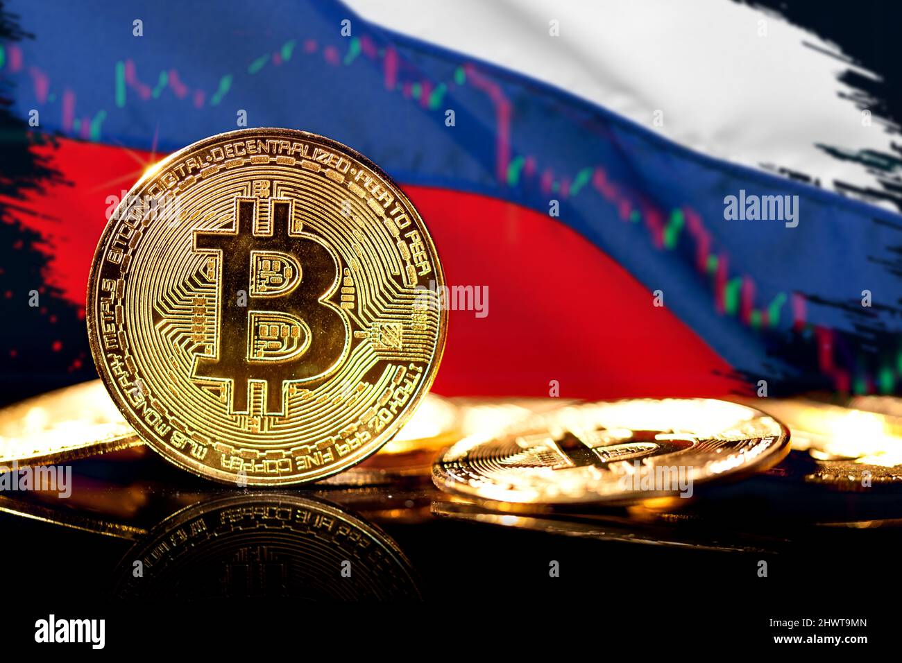 Kryptowährung, die vor der verschwommenen russischen Flagge steht. Konzept der Gegenmaßnahme gegen finanzielle Sanktionen Stockfoto