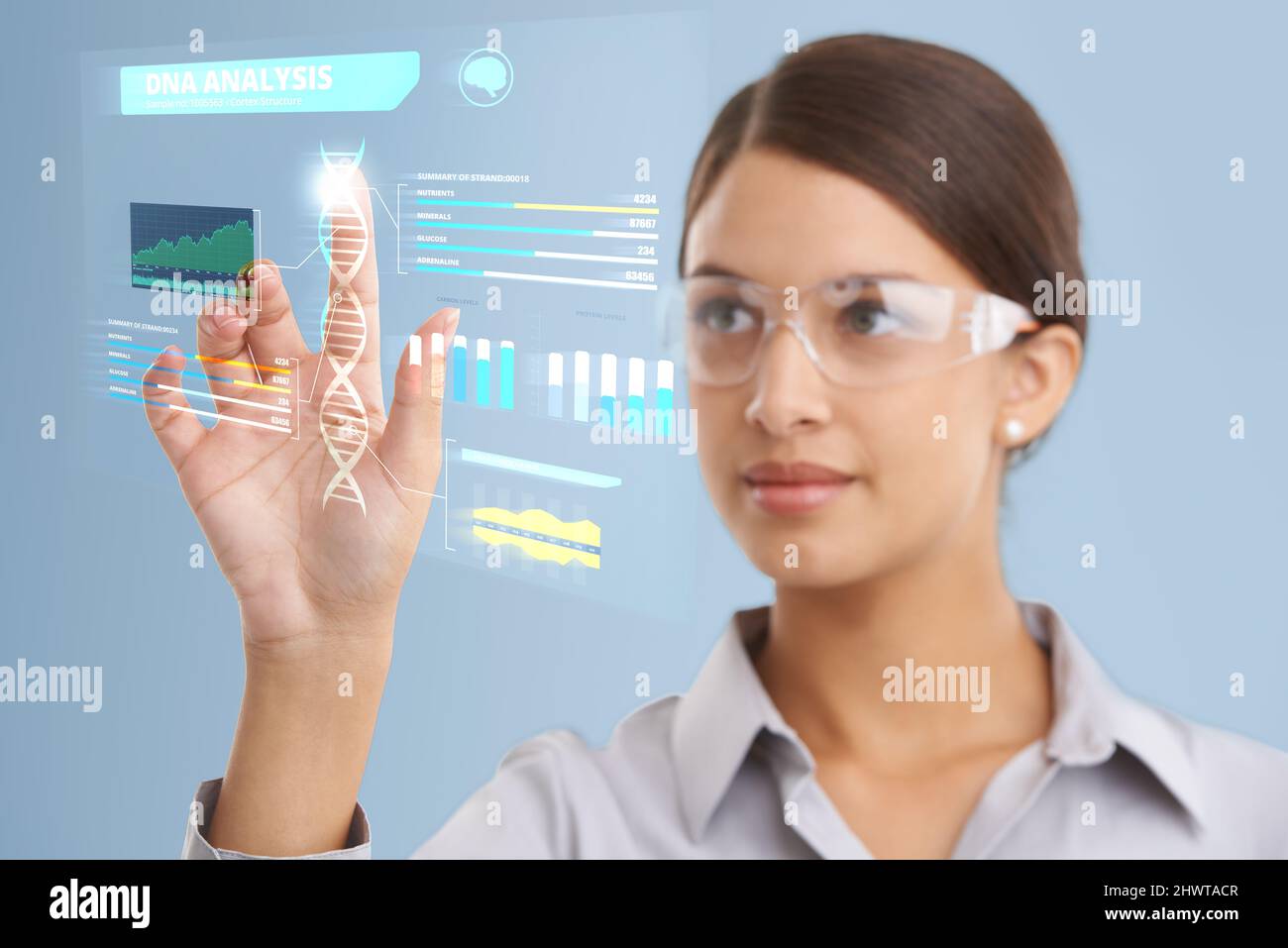DNA-Analyse läuft Aufnahme einer Wissenschaftlerin, die eine digitale Schnittstelle zur DNA-Analyse verwendet. Stockfoto