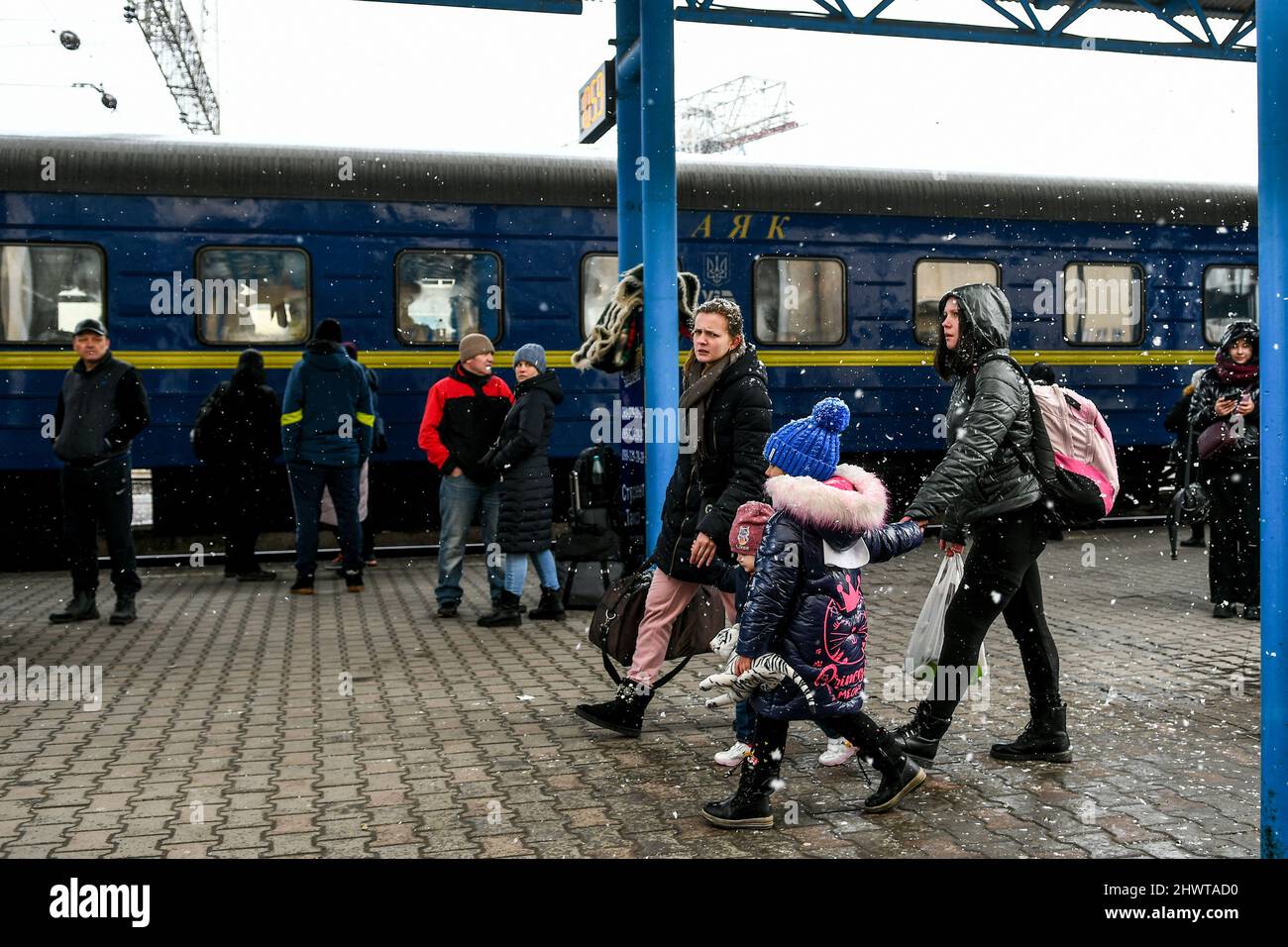 Nicht exklusiv: SAPORISCHSCHSCHJA, UKRAINE - 07. MÄRZ 2022 - Bürger warten auf Evakuierungszüge, Saporischschschja, Südost-Ukraine Stockfoto