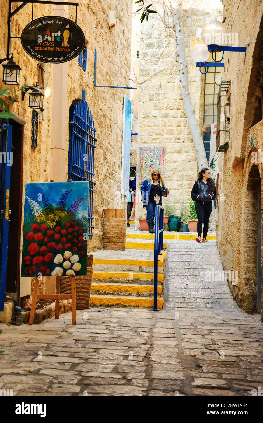 TEL AVIV-YAFO, ISRAEL - 18. FEBRUAR 2014: Touristen besuchen einzigartige Kunstgalerien gefunden in engen Gassen Old Jaffa. Stockfoto