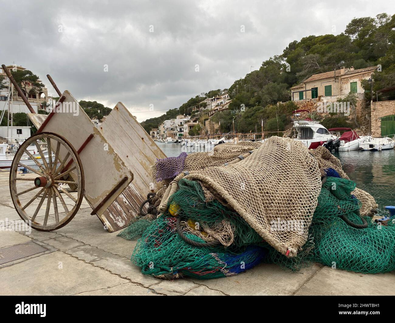 Fischer transportieren Wagen im Hafen von Cala Figuera, Mallorca, Spanien Stockfoto